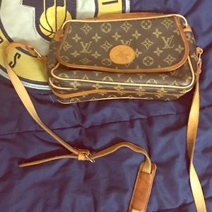 Woman’s Louis Vuitton Handheld Bag 🔥